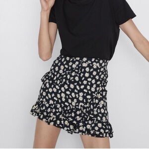 Zara daisy print mini skort with ruffles NWT